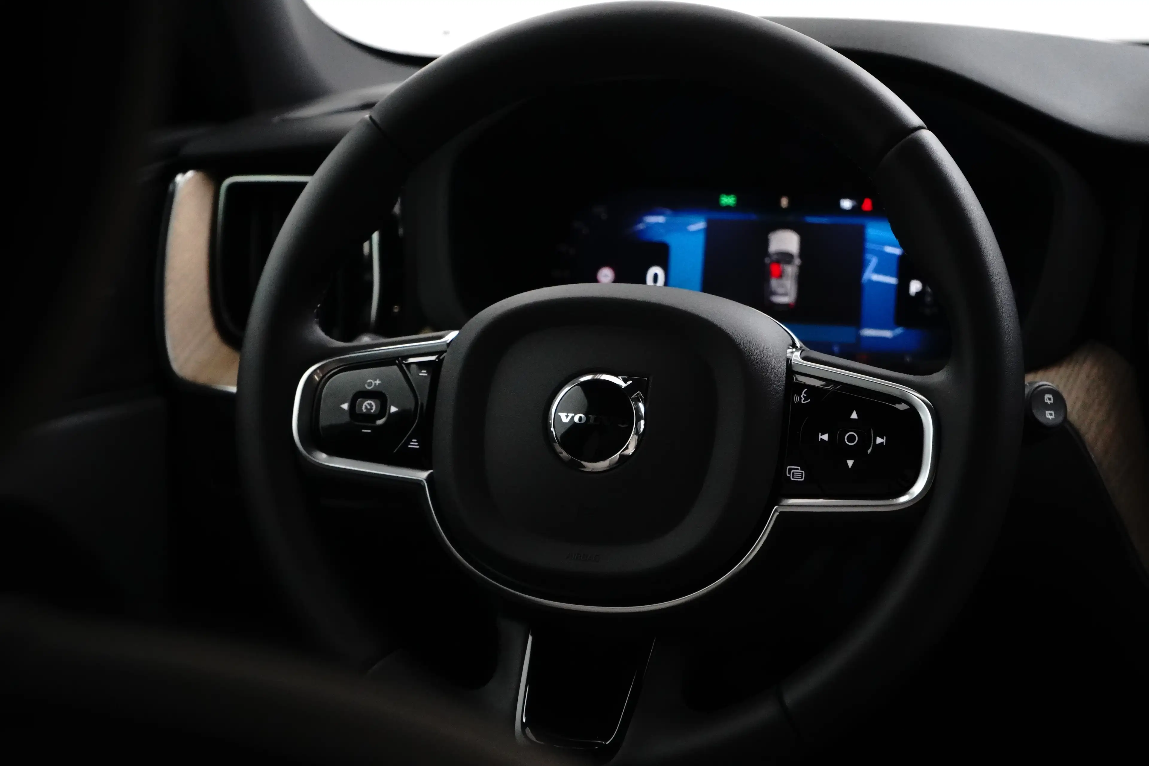 Volvo XC60 Plus Dark Recharge Plug-In Hybrid AWD | Harman/Kar — photo 14