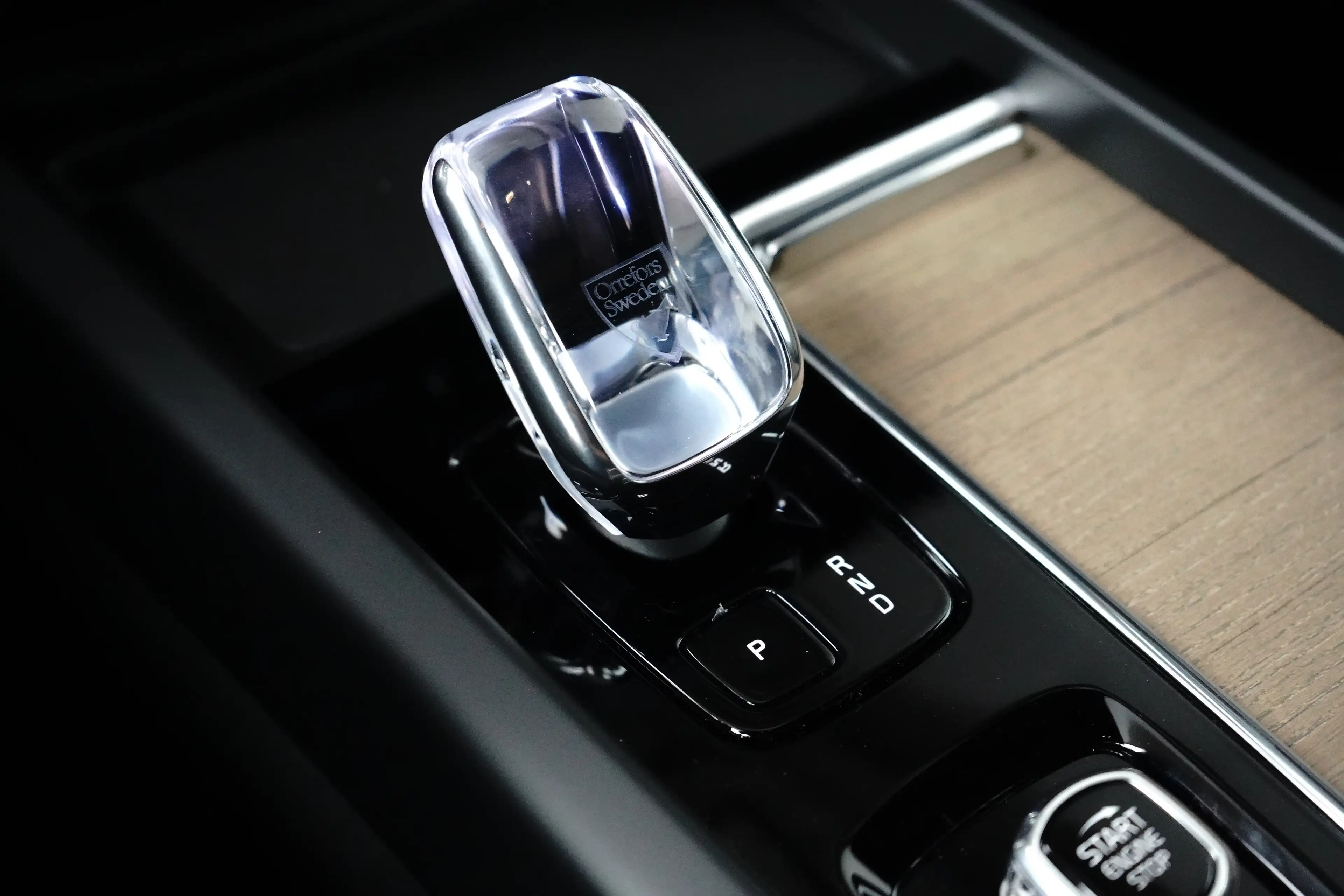 Volvo XC60 Plus Dark Recharge Plug-In Hybrid AWD | Harman/Kar — photo 22