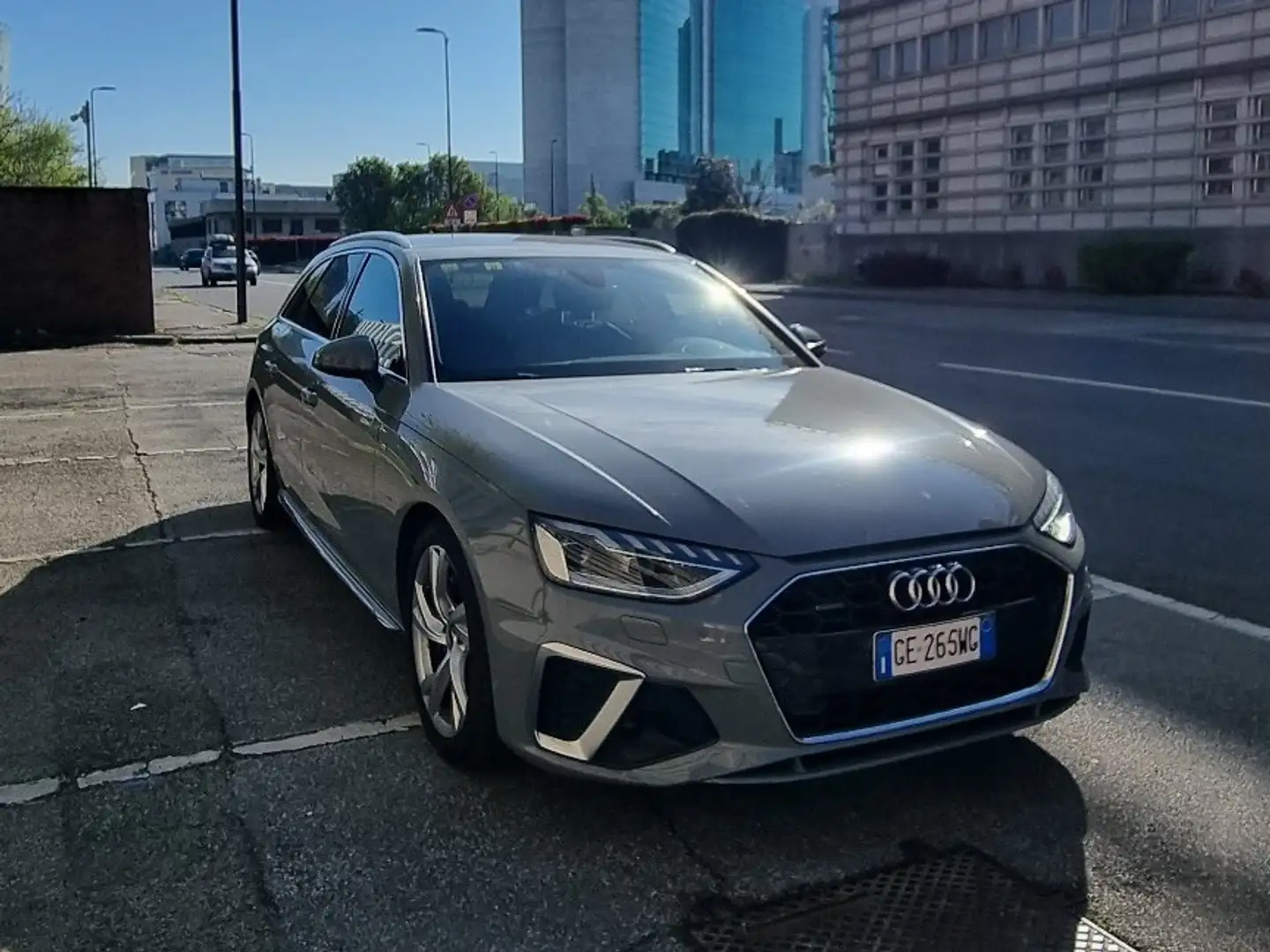 Audi A4 Avant 40 TDI quattro S tronic line - 1