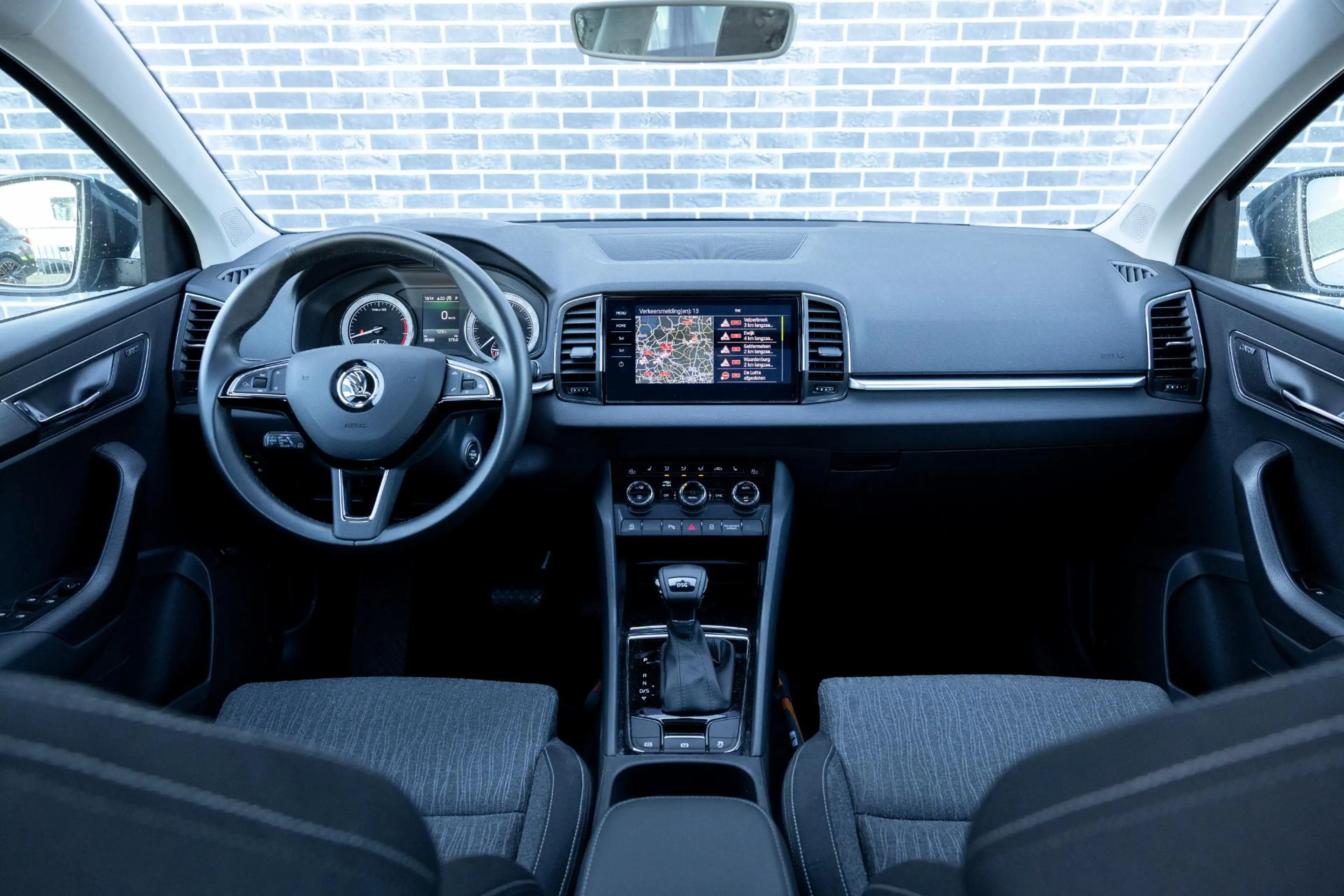 Skoda Karoq 1.5 TSI DSG Style Business | Trekhaak | Panoramada — photo 2