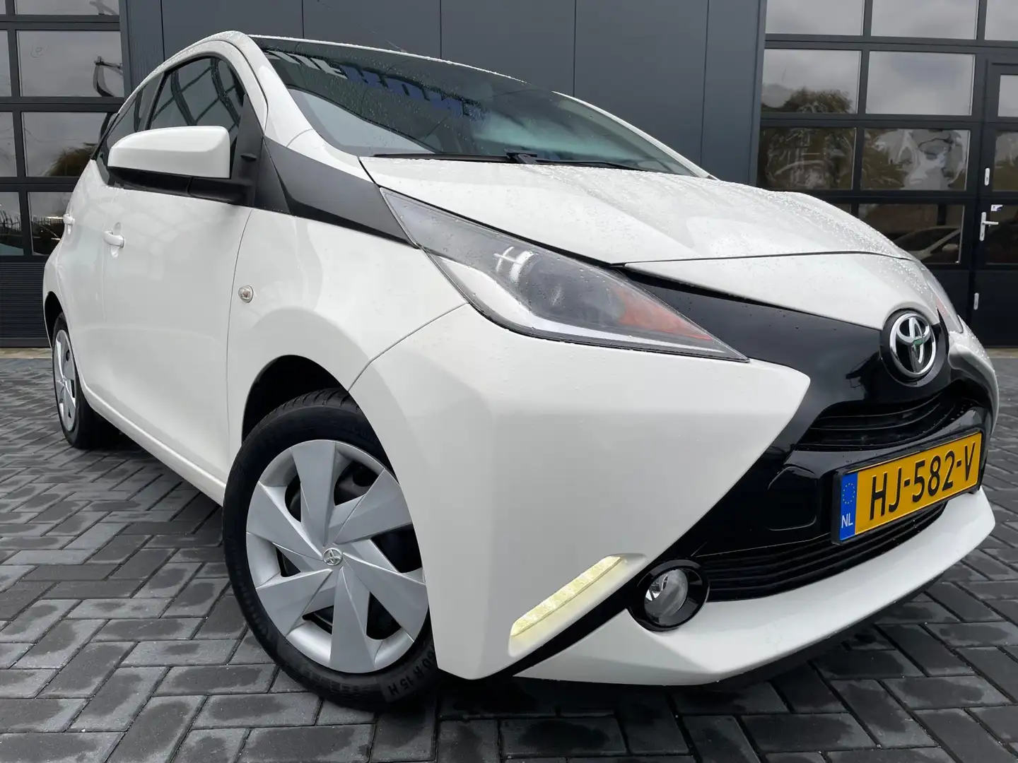 Toyota Aygo 1.0 VVT-i x-play limited NL.Auto/AchteruitrijCamer Wit - 2