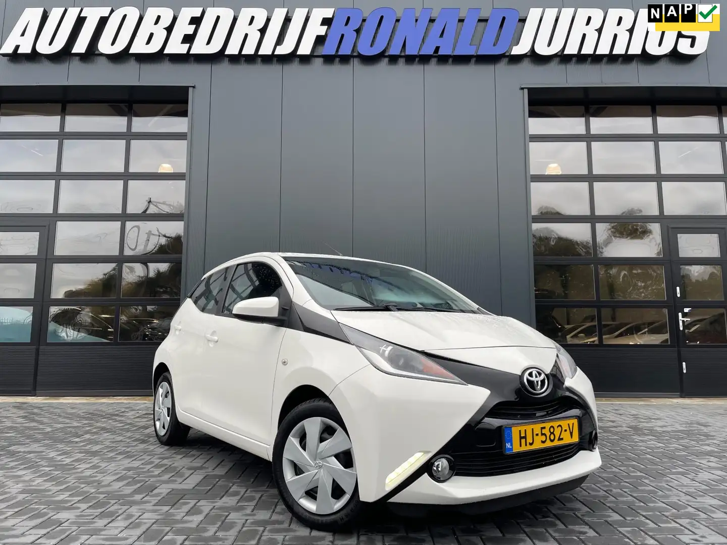 Toyota Aygo 1.0 VVT-i x-play limited NL.Auto/AchteruitrijCamer Wit - 1