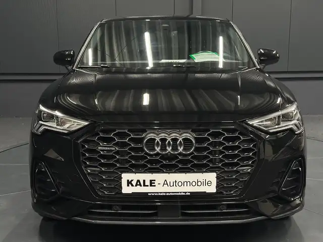 Audi Q3 view 8