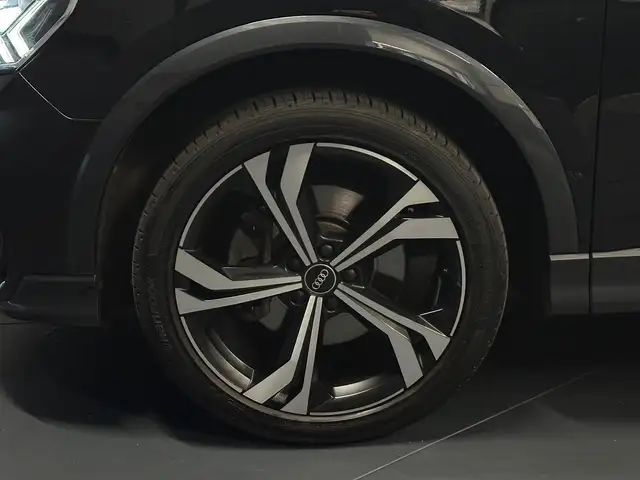 Audi Q3 view 9