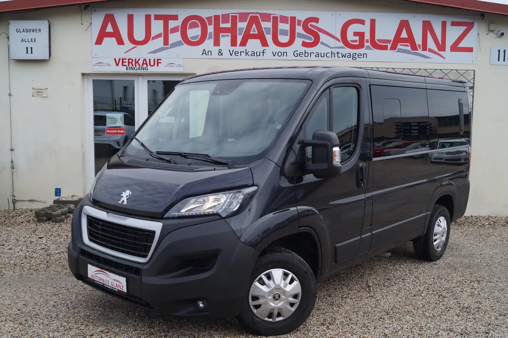 Peugeot Boxer 2,2 Blue-HDI Allure 140 8 Sitze siva - 1