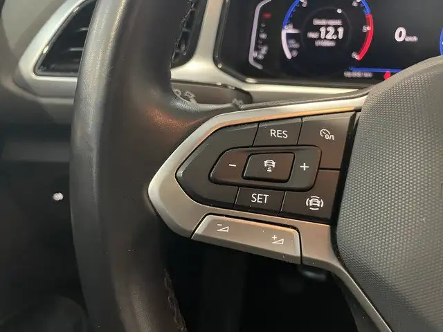 Volkswagen T-Roc view 4
