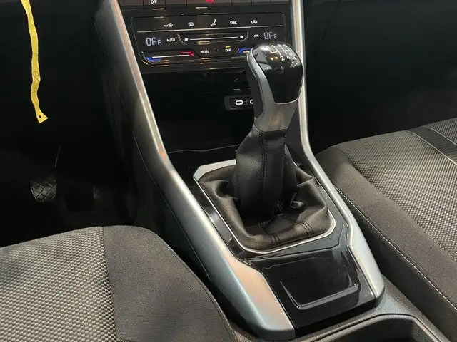 Volkswagen T-Roc view 8