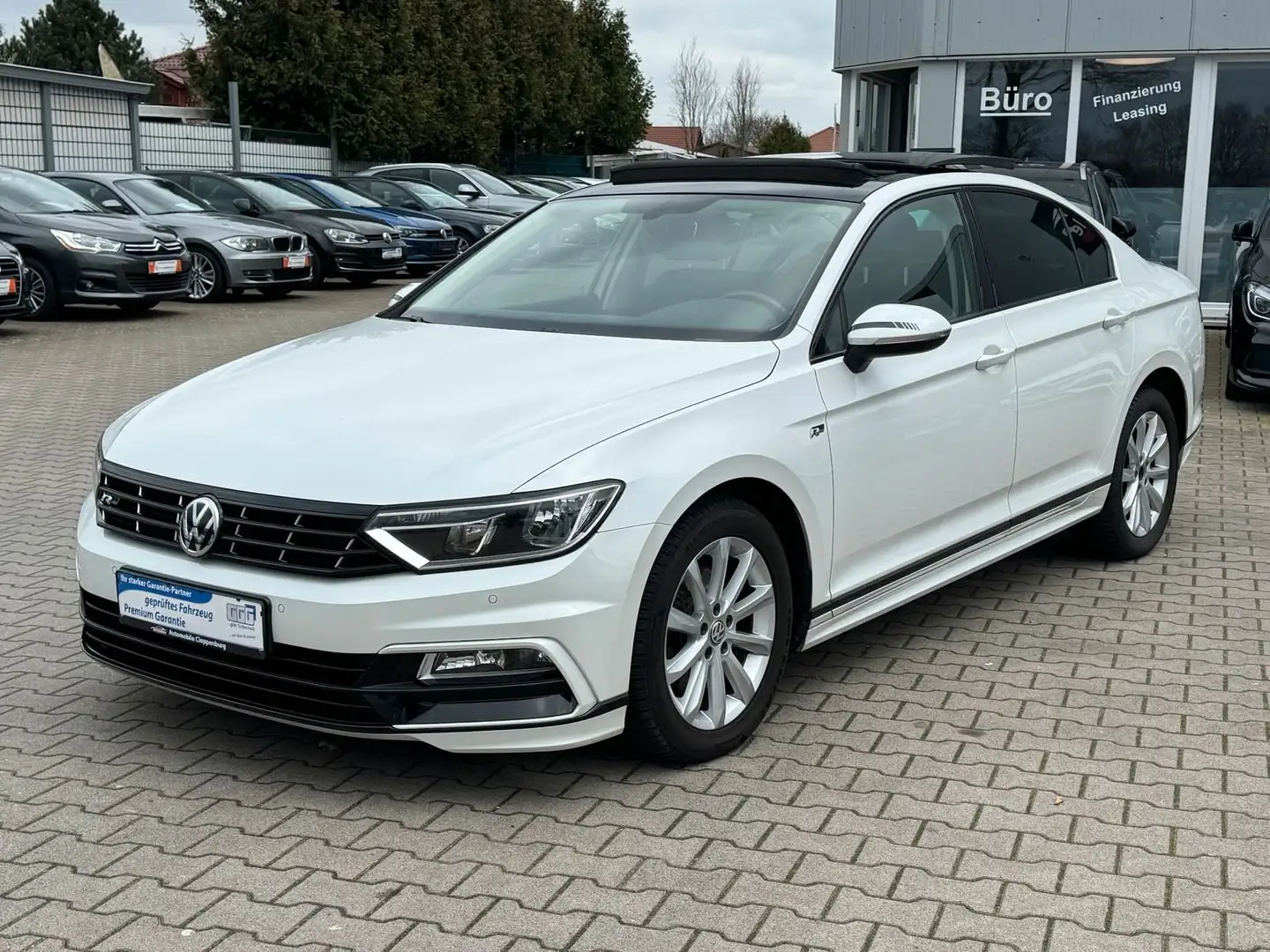 Volkswagen Passat R-line *ACC*Panorama*Navi* Weiß - 1