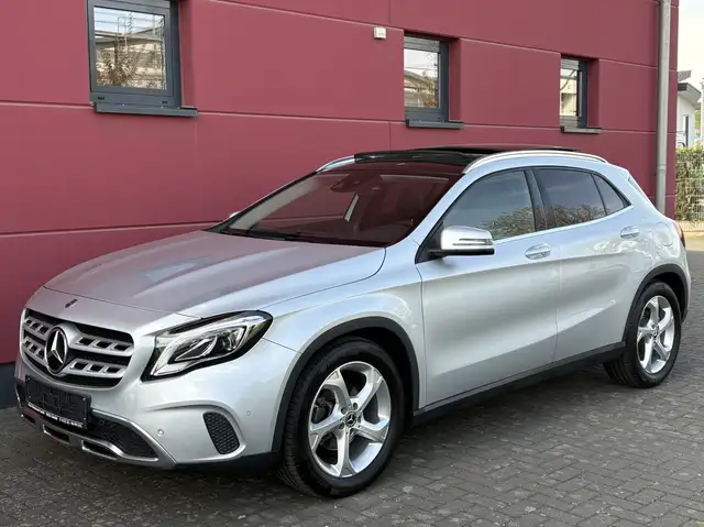 Mercedes-Benz GLA 180 AUT FACELIFT URBAN STANDHEIZUNG LEDER PANORAMADACH