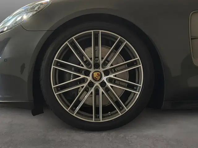 Porsche Panamera view 9