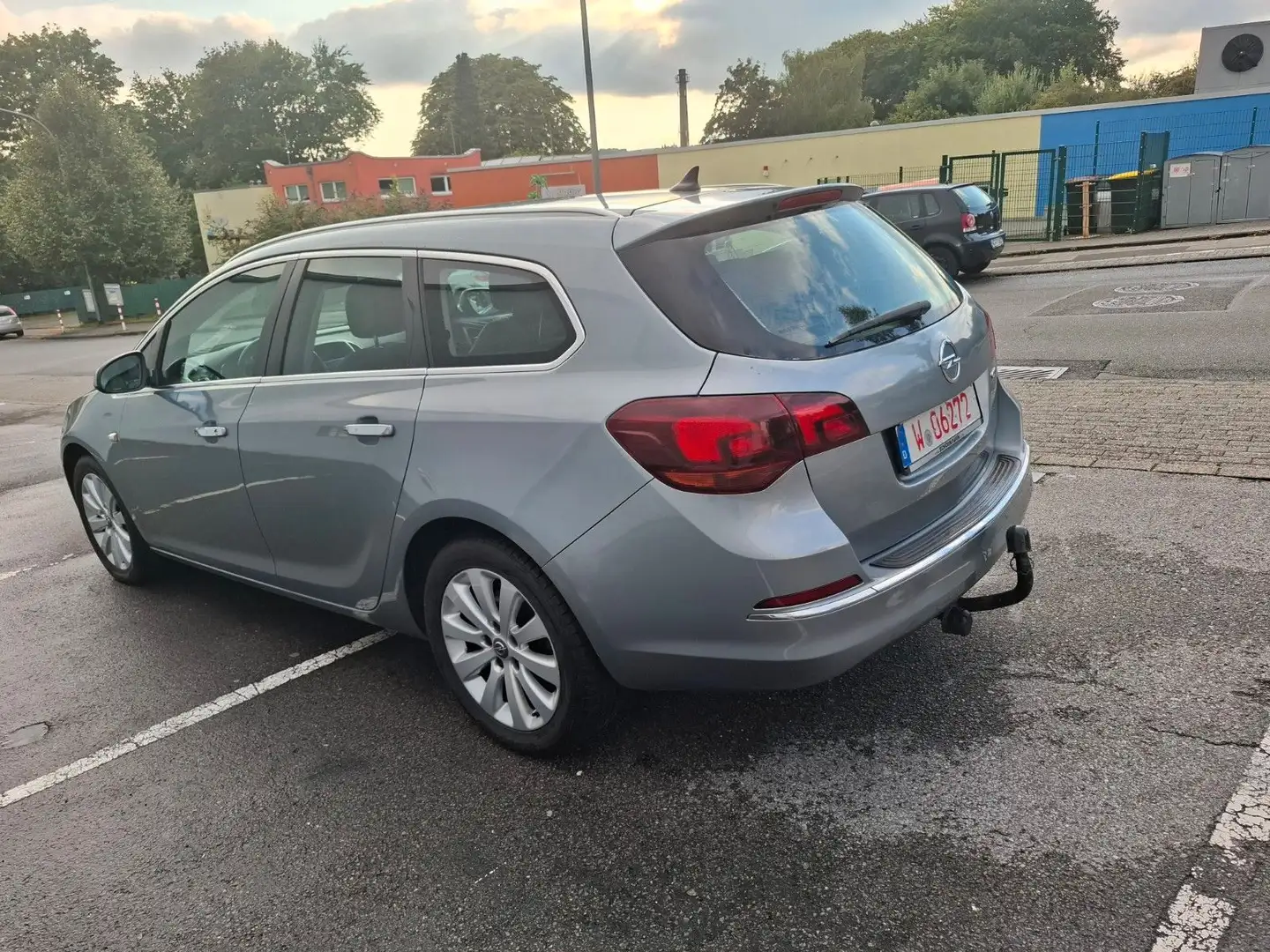 Opel Astra J Sports Tourer Innovation TÜV NEU Silber - 1