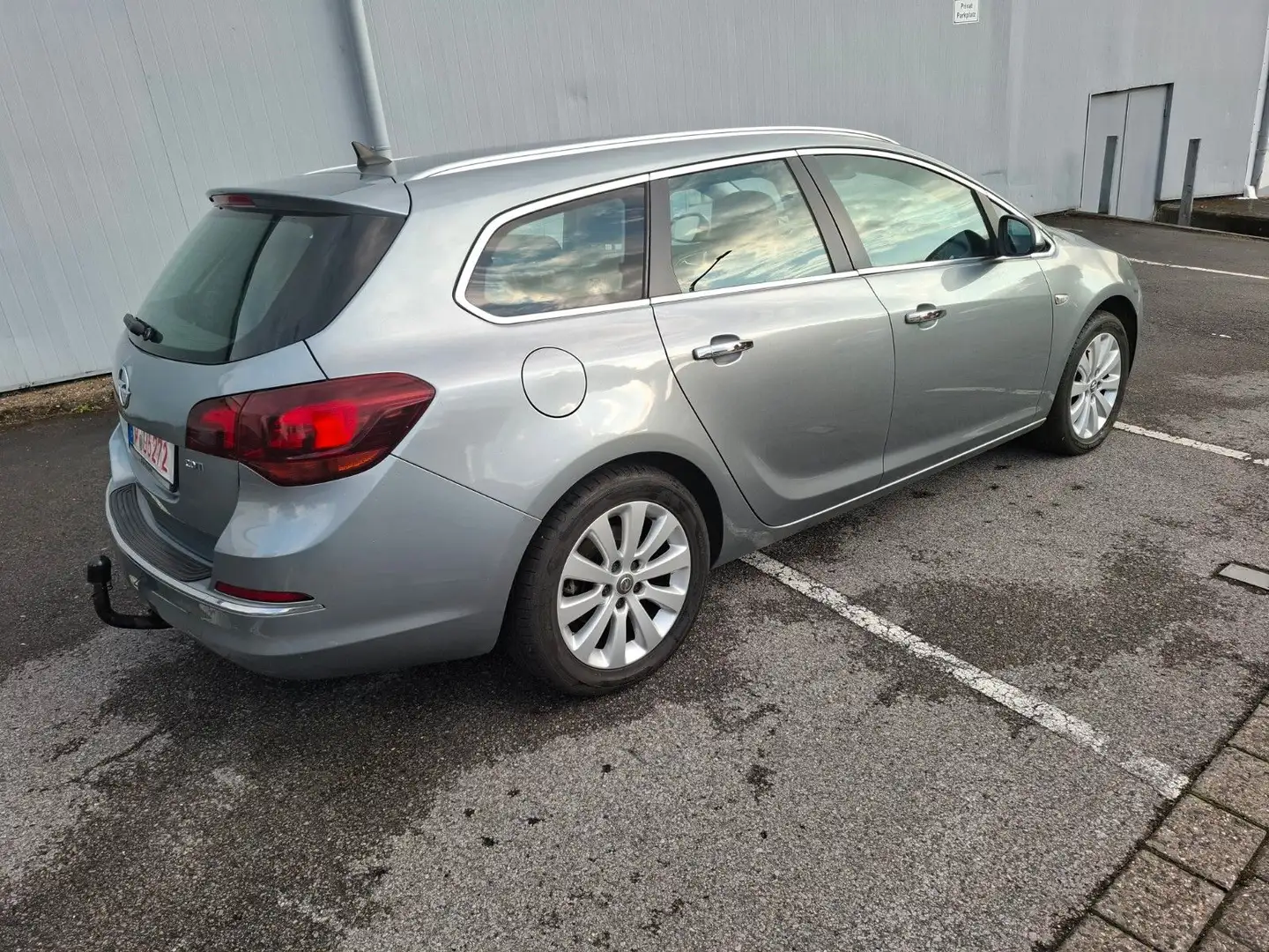 Opel Astra J Sports Tourer Innovation TÜV NEU Silber - 2