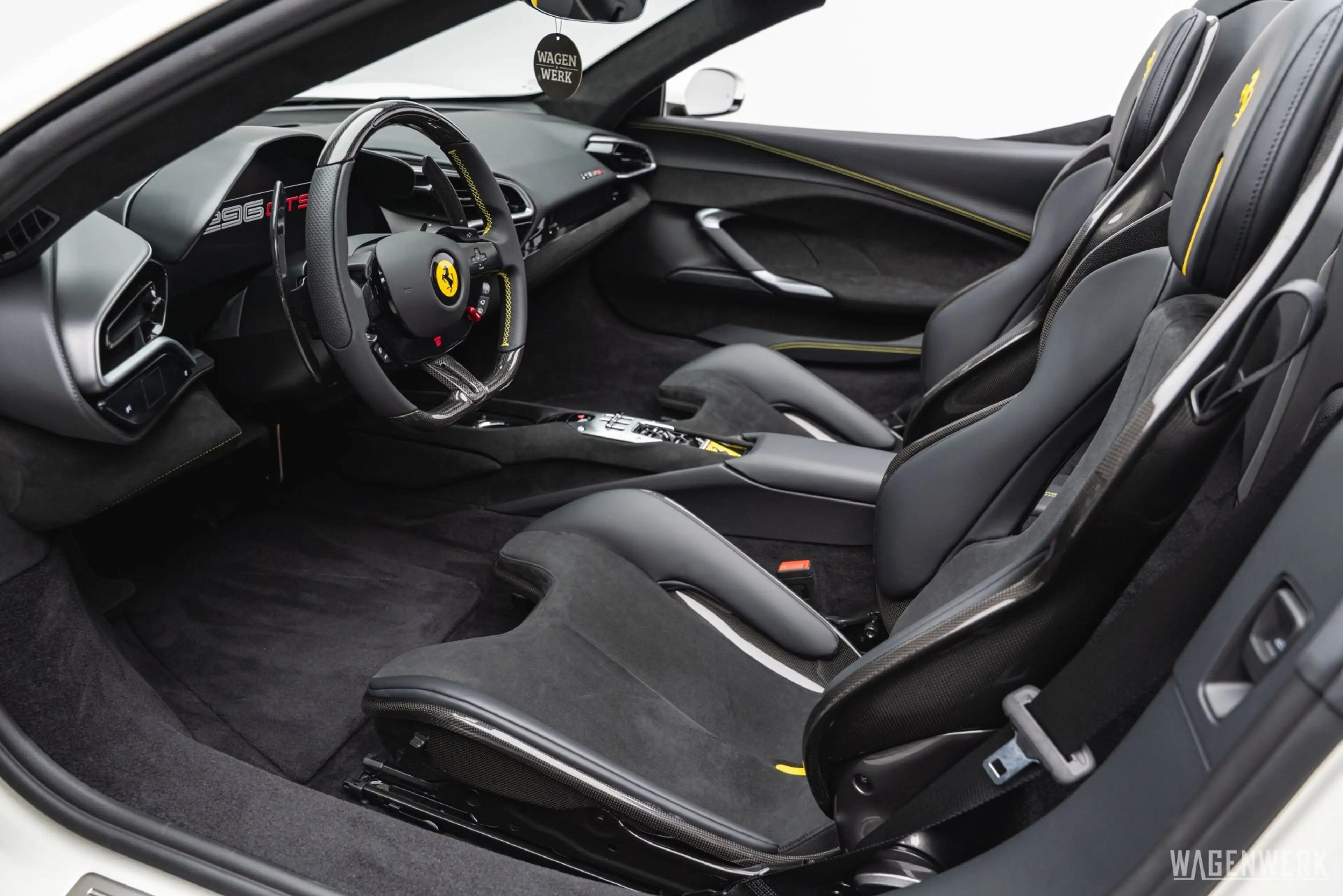 Ferrari 296 GTS RACINGSITZE CARBONLENKRAD LIFT DISPLAY KAMERA — photo 13