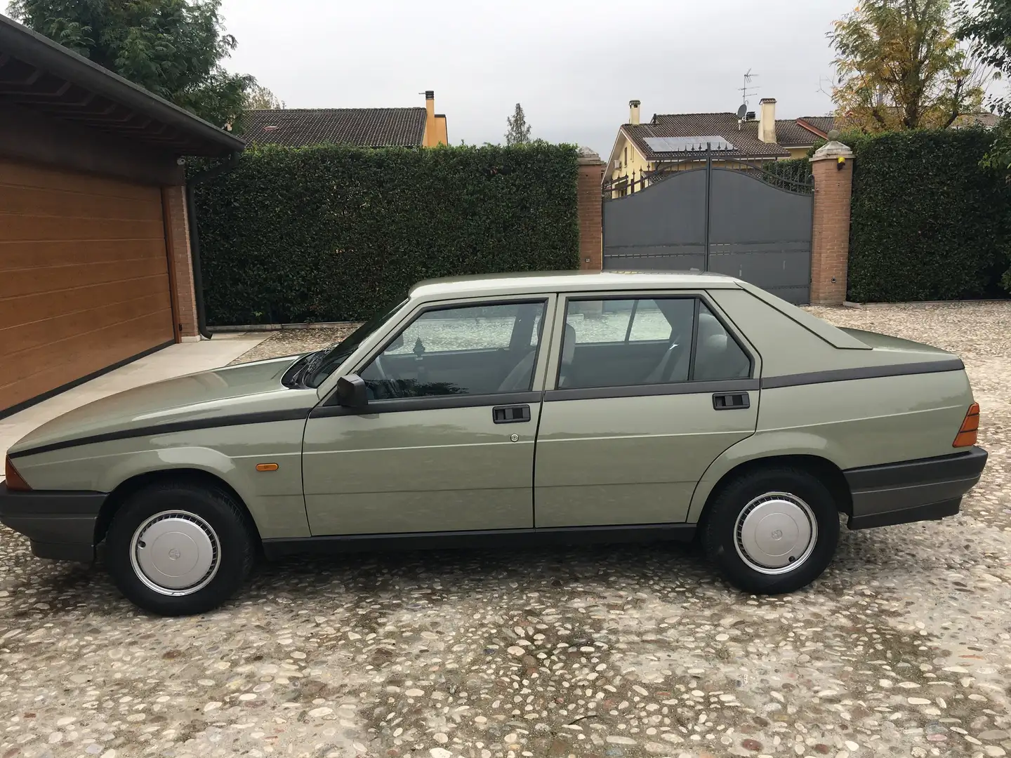 Alfa Romeo 75 1.6 Verde Gabardine-Restaurata-Servosterzo-Km98615 Verde - 1