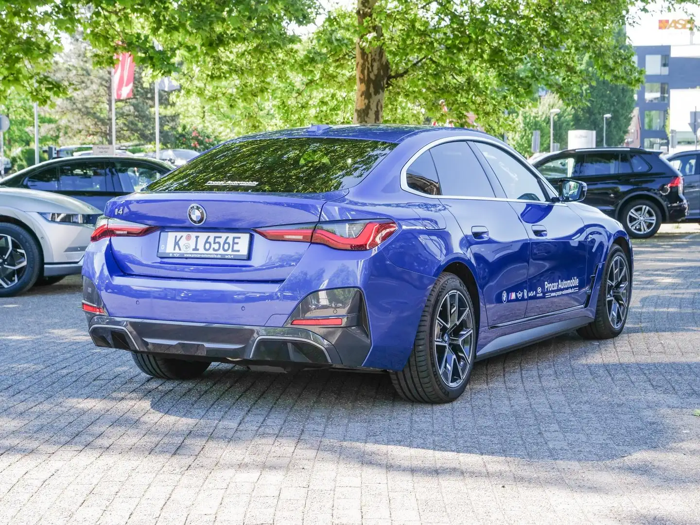 BMW i4 eDrive40 M-Sport Aut Nav LED AHK Parkass 18" Modrá - 2