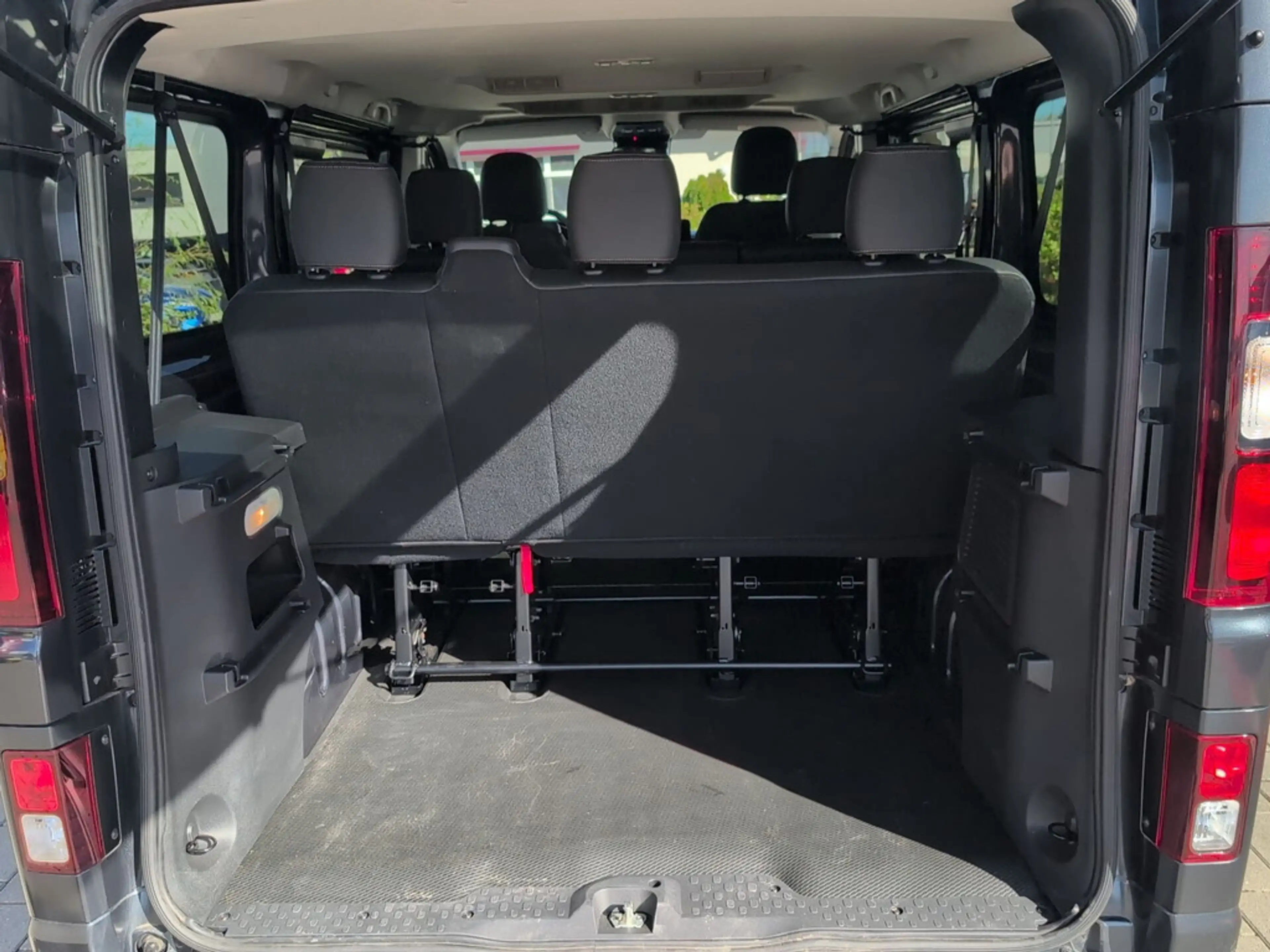 Nissan Primastar Kombi 2.0 L1H1 2,8t Tekna ACC LED — photo 12