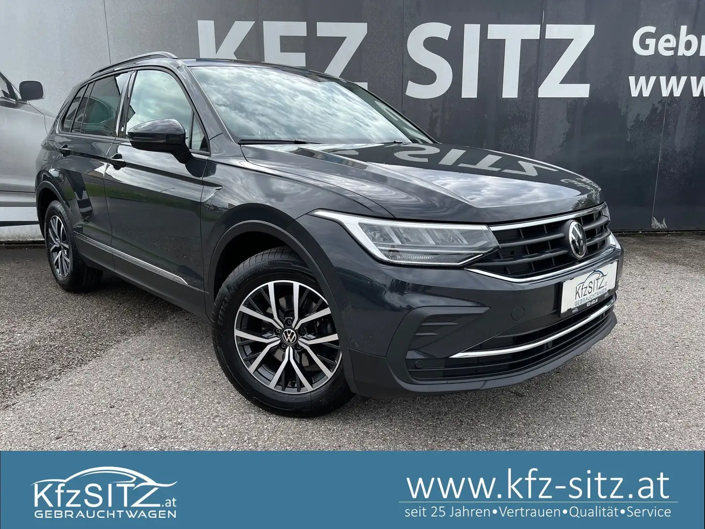 Volkswagen Tiguan 1,5 TSI ACT Life | PANORAMA*NAVI Grau - 1