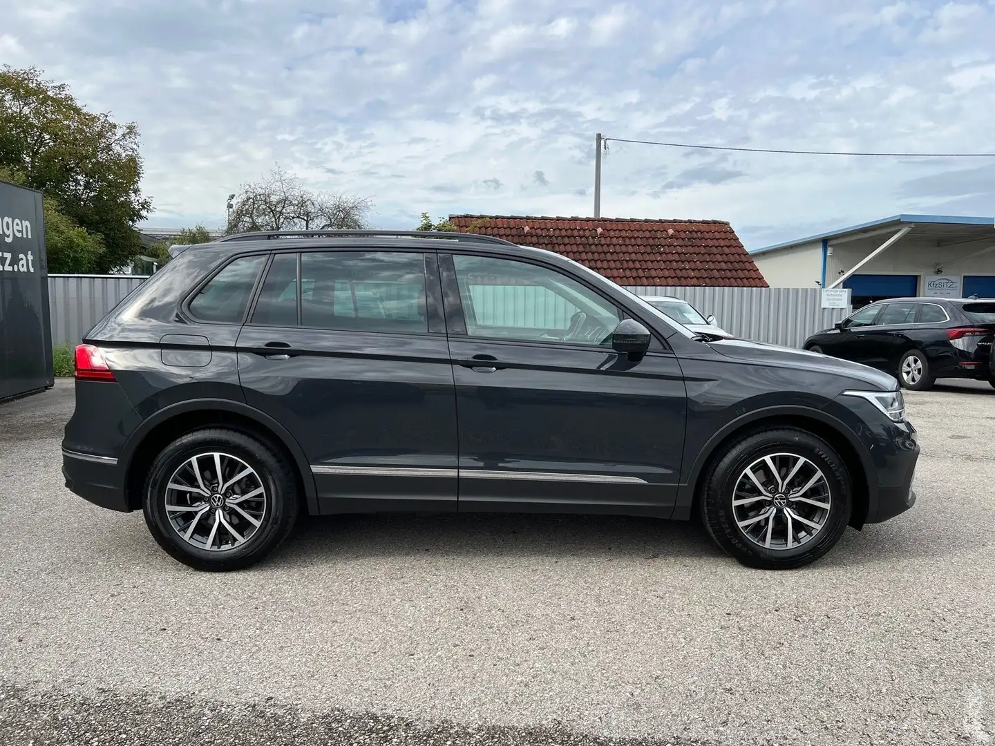 Volkswagen Tiguan 1,5 TSI ACT Life | PANORAMA*NAVI Grau - 2