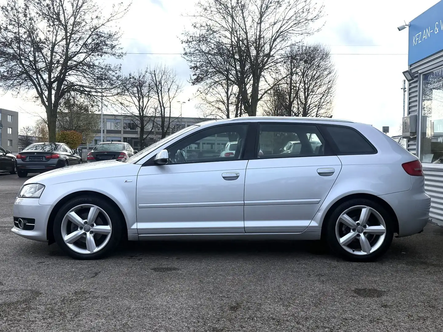 Audi A3 Sportback 1.8 TFSI S line Plus*AUT.*NAVi*PANO Silber - 2