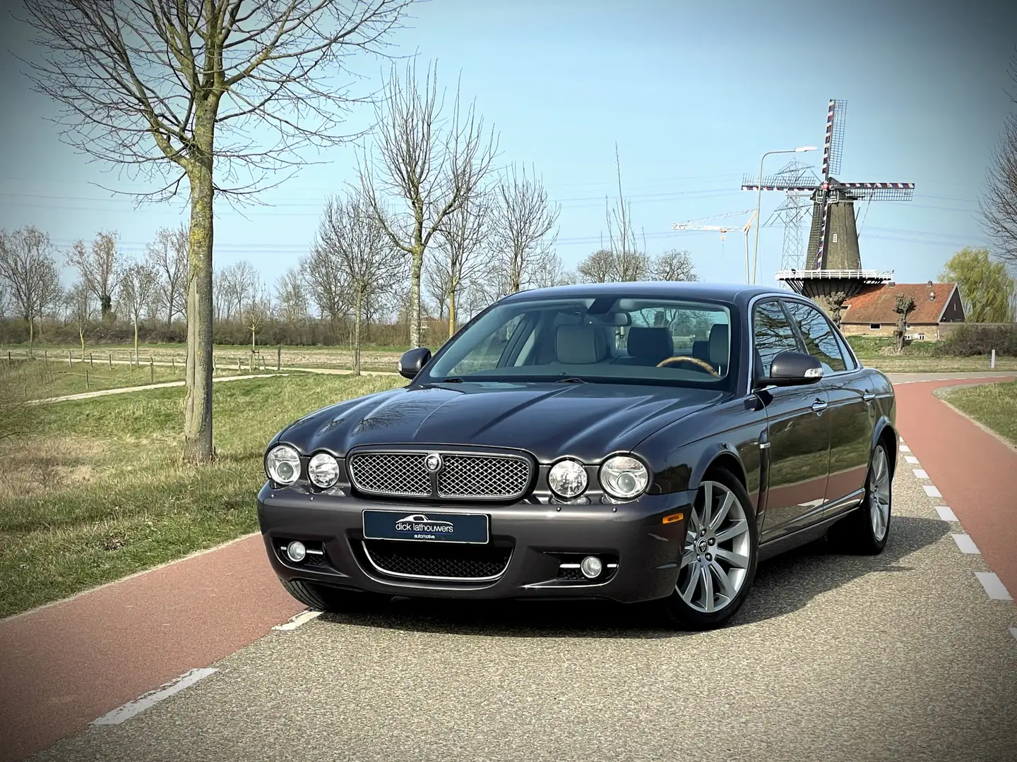 Jaguar XJ 4.2 V8 Sovereign LWB / YOUNGTIMER / FULL SERVICE F Šedá - 1