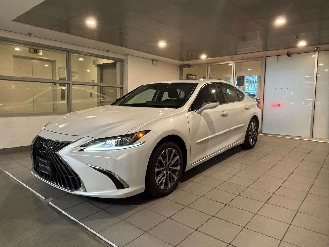 2025 Lexus ES Premium NO ACCIDENT LOCAL WIRELESS CARPLAY AND ANDROID AUTO POWER MOONROOF MEMORY SEAT RAIN SENSING WIPERS