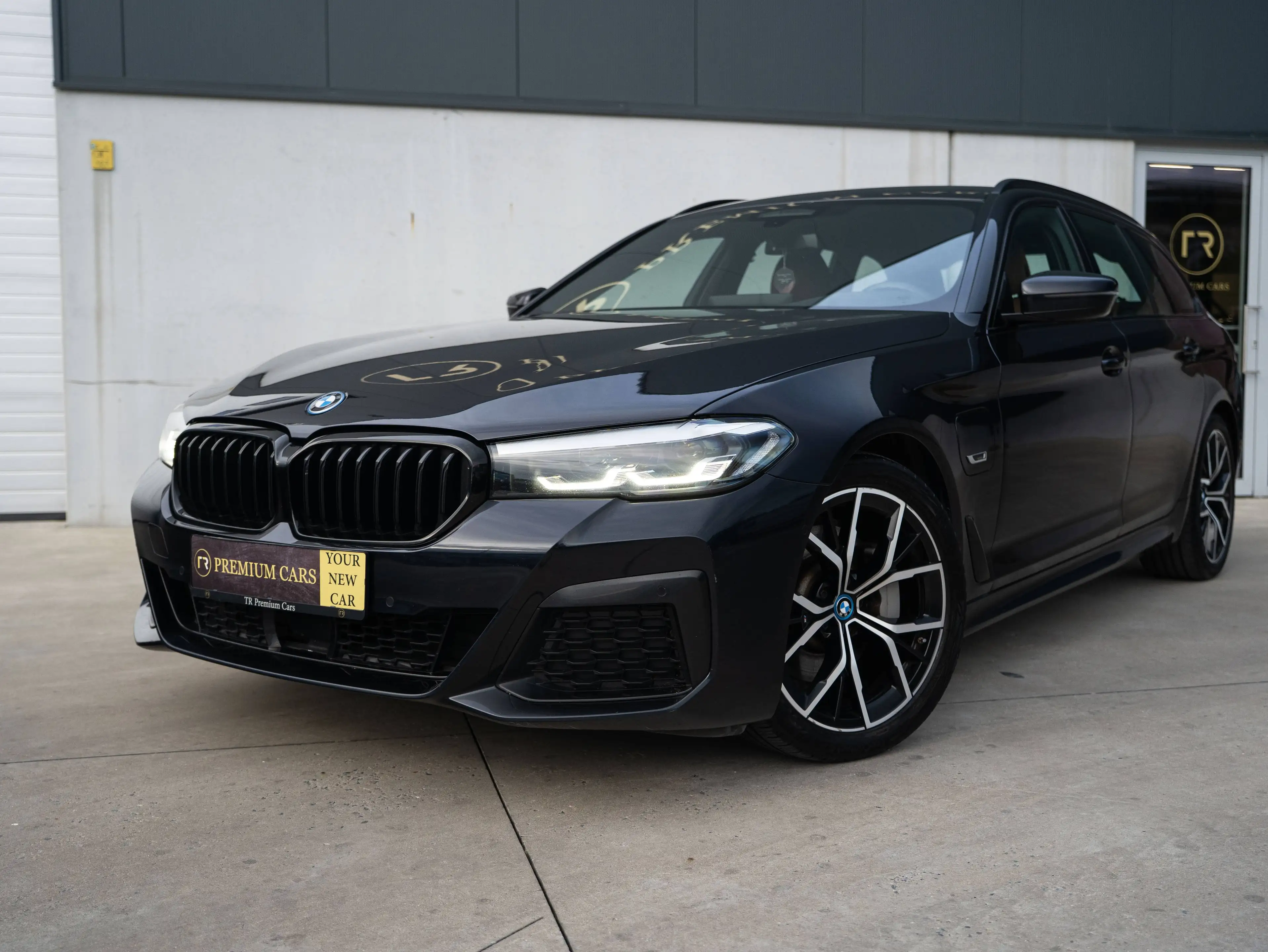 BMW 530 e l Touring l M-Pack l Trekhaak l HIFI l Shadow l Camera l Driver Assist — photo 3