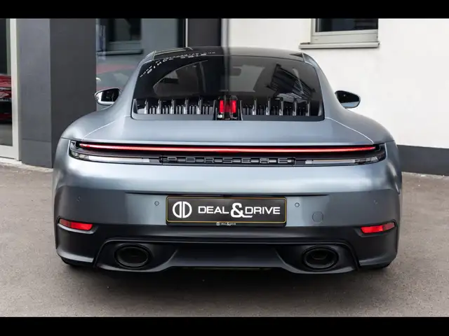 Porsche 911 view 4