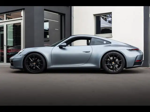 Porsche 911 view 2
