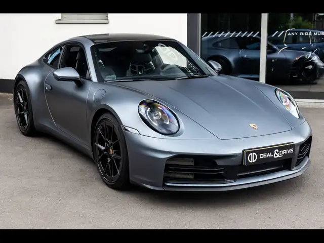 Porsche 911 view 6