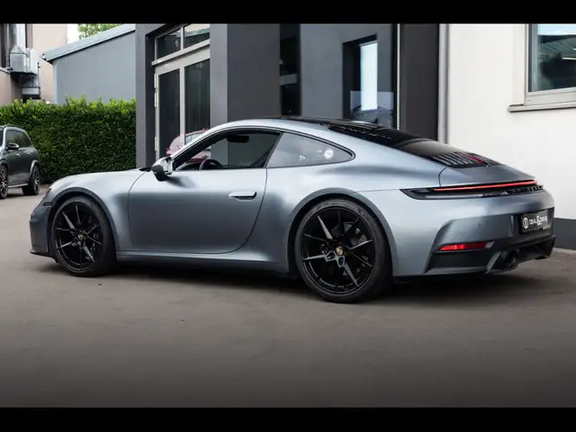 Porsche 911 view 8