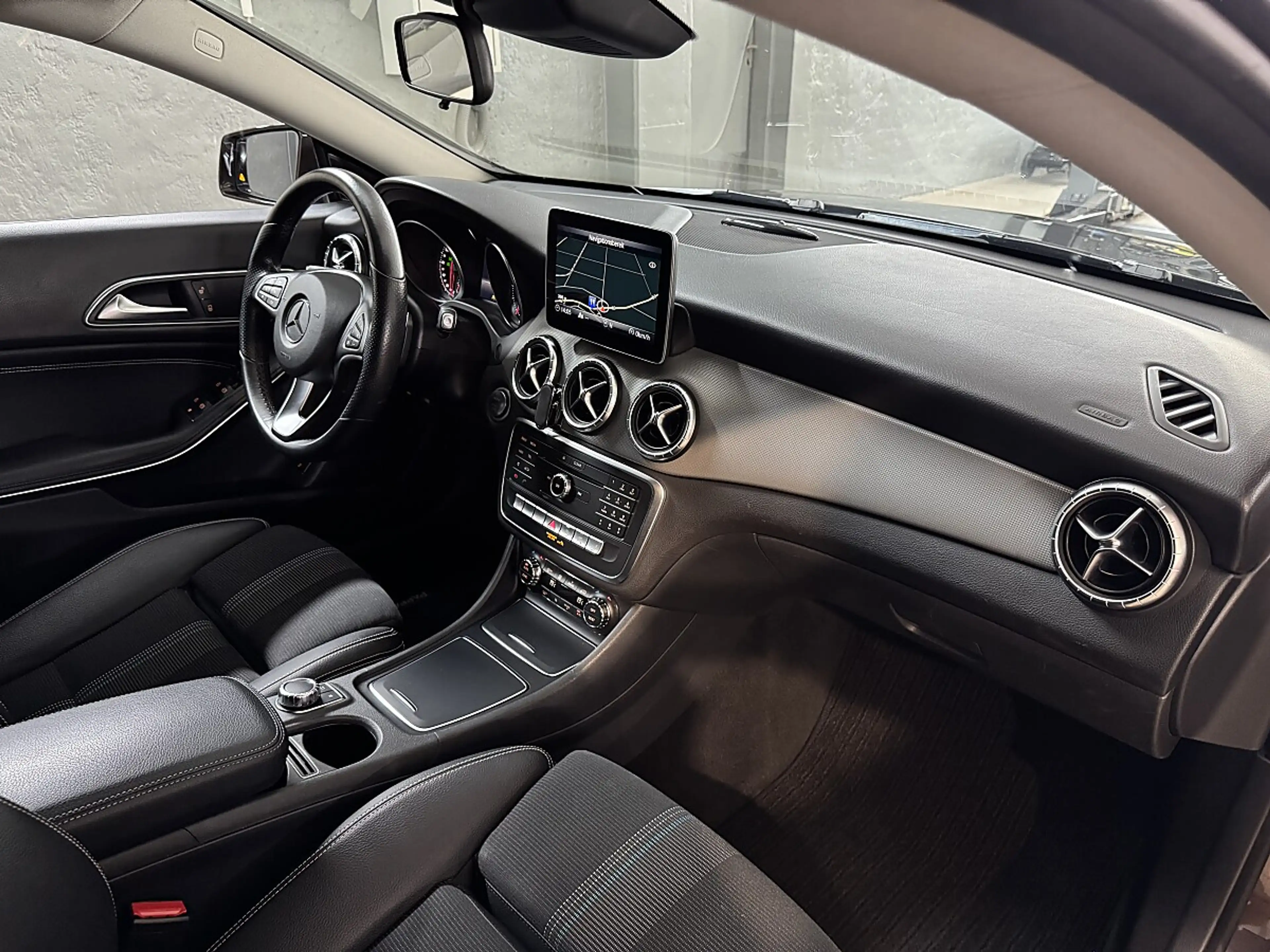 Mercedes-Benz CLA 220 d Shooting Brake — photo 15