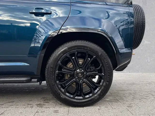 Land Rover Defender view 9