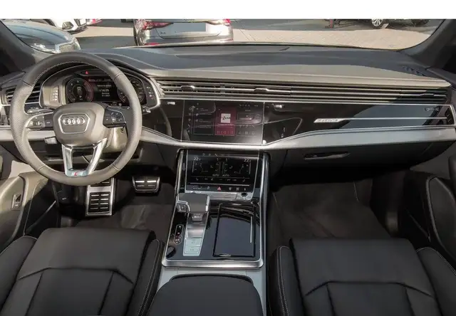 Audi Q8 view 9