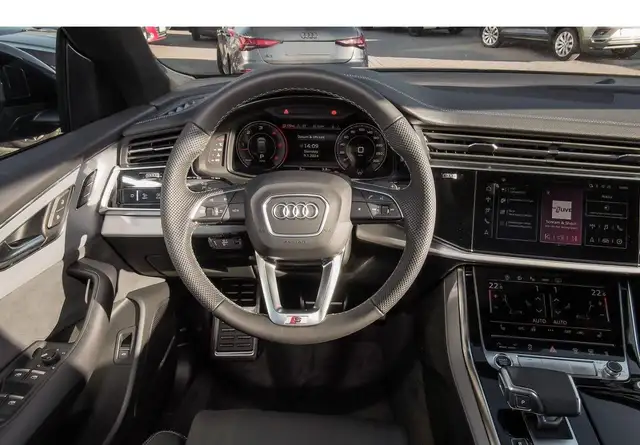Audi Q8 view 10