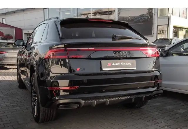 Audi Q8 view 12