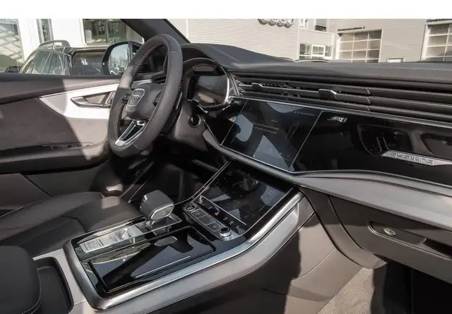 Audi Q8 view 7