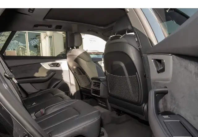 Audi Q8 view 5