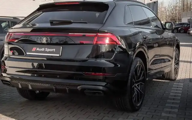 Audi Q8 view 13