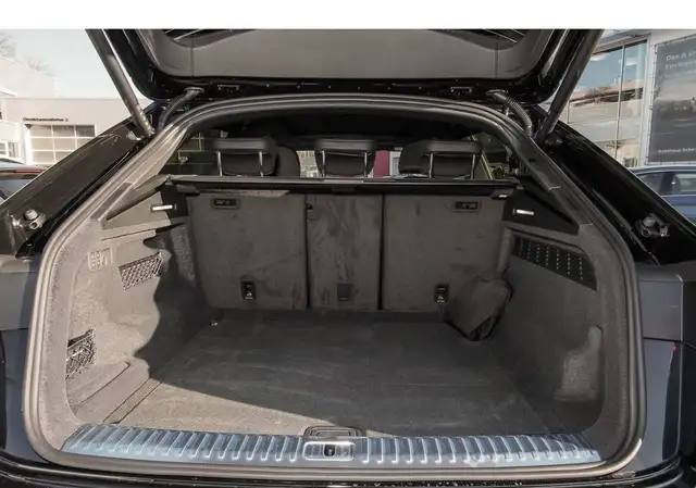Audi Q8 view 8