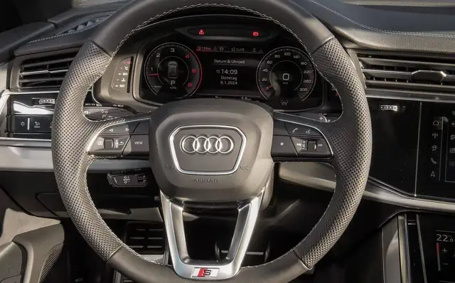 Audi Q8 view 6