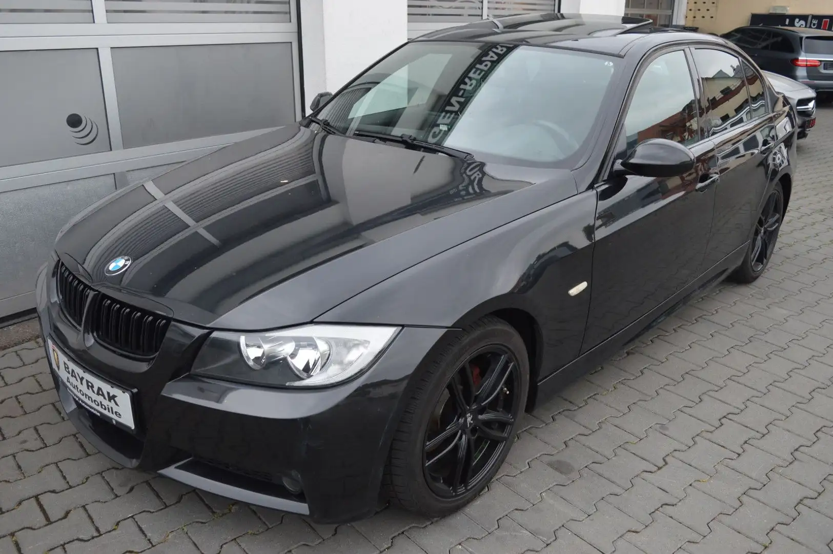 BMW 320 i Lim*Sport-Paket M-Technic*BlackSapphire*SHD Zwart - 1
