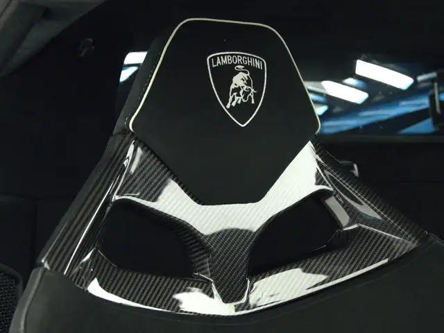 Lamborghini Huracan view 9