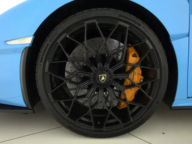 Lamborghini Huracan view 6