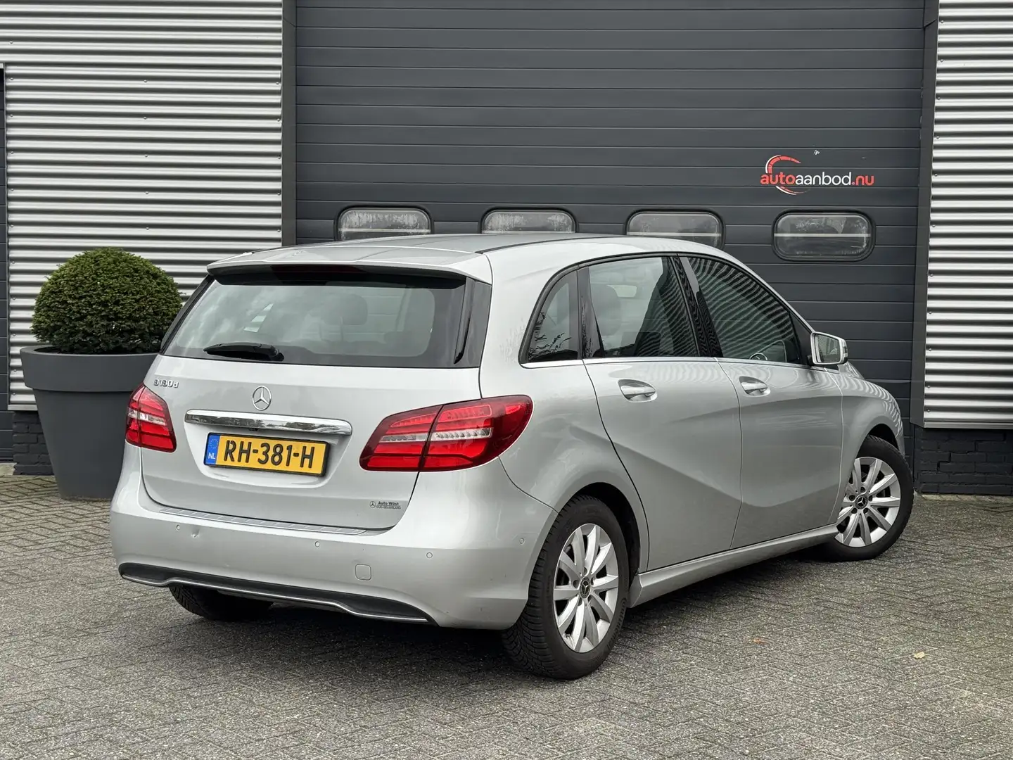 Mercedes-Benz B 180 d Business Solution | Navigatie | Camera | Stoelve Grijs - 2