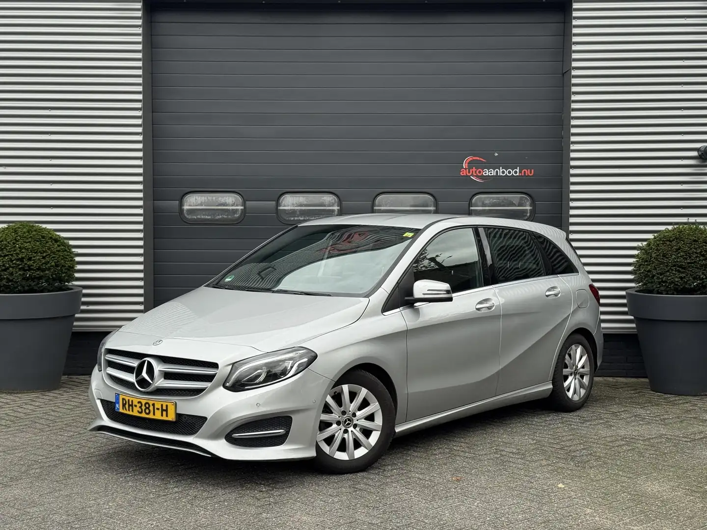 Mercedes-Benz B 180 d Business Solution | Navigatie | Camera | Stoelve Grijs - 1