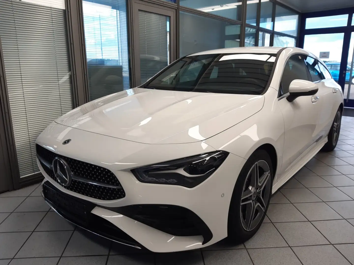 Mercedes-Benz CLA 200 AMG Advanced + Weiß - 2