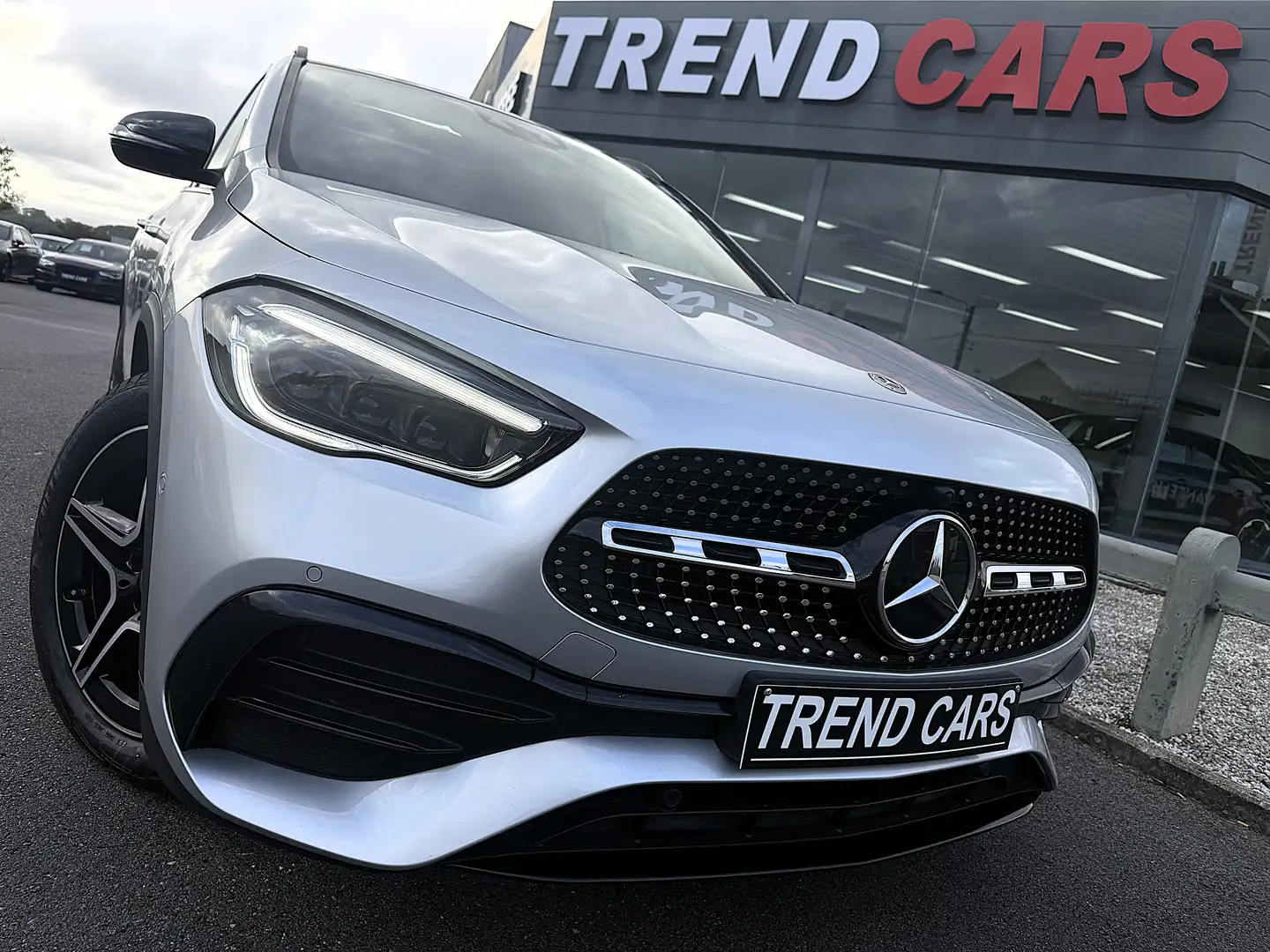 Mercedes-Benz GLA 200 d 4-MATIC AUTO.PACK AMG.PACK NIGHT TOIT PANO MULTI Gris - 1