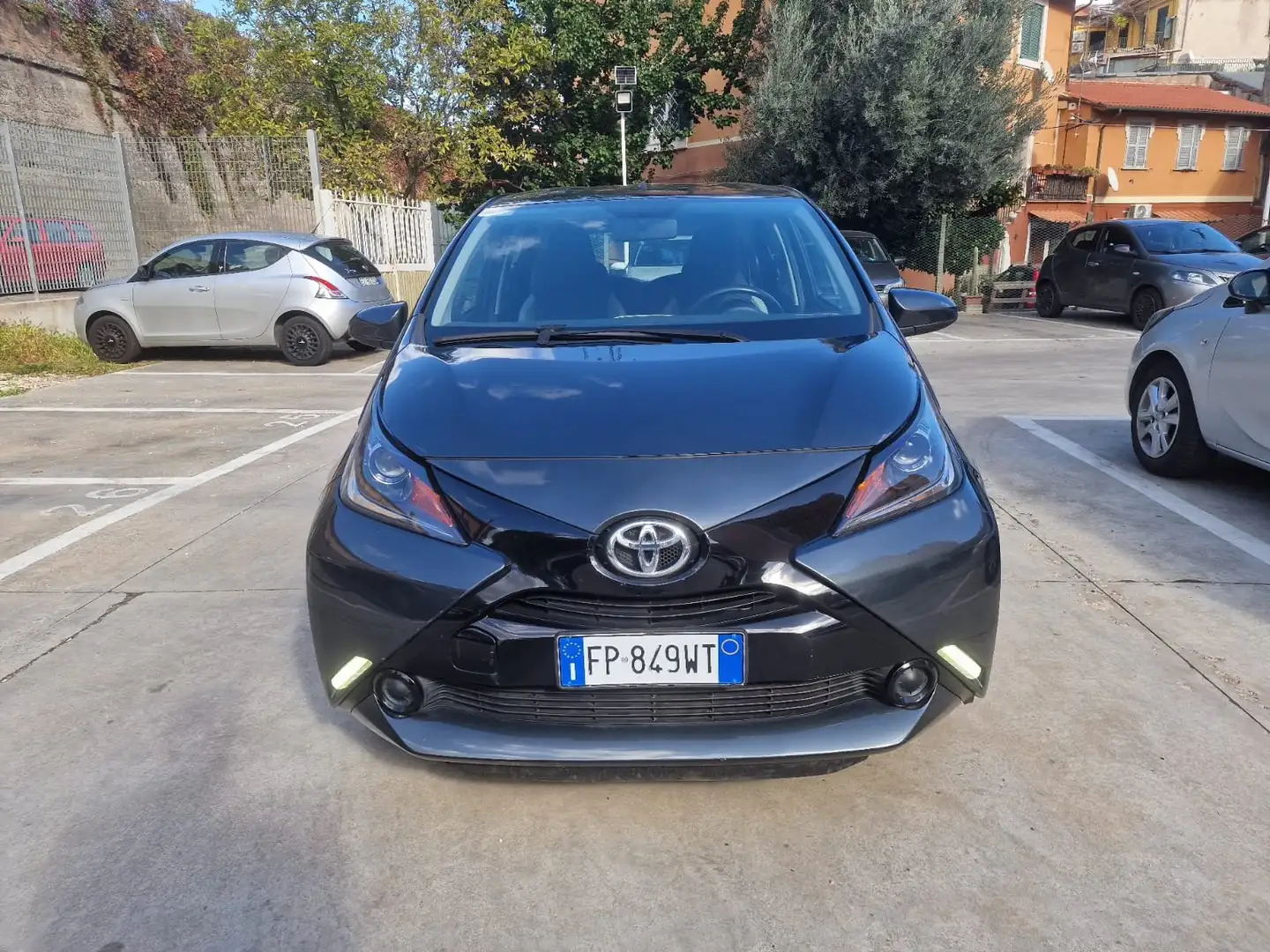 Toyota Aygo 1.0 VVT-i x-business  5 porte km 23000 Grigio - 1