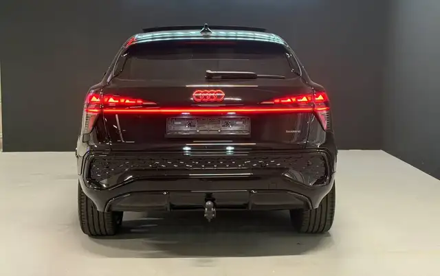 Audi Q3 view 12