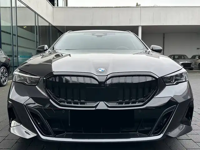 BMW 5 Series view 5